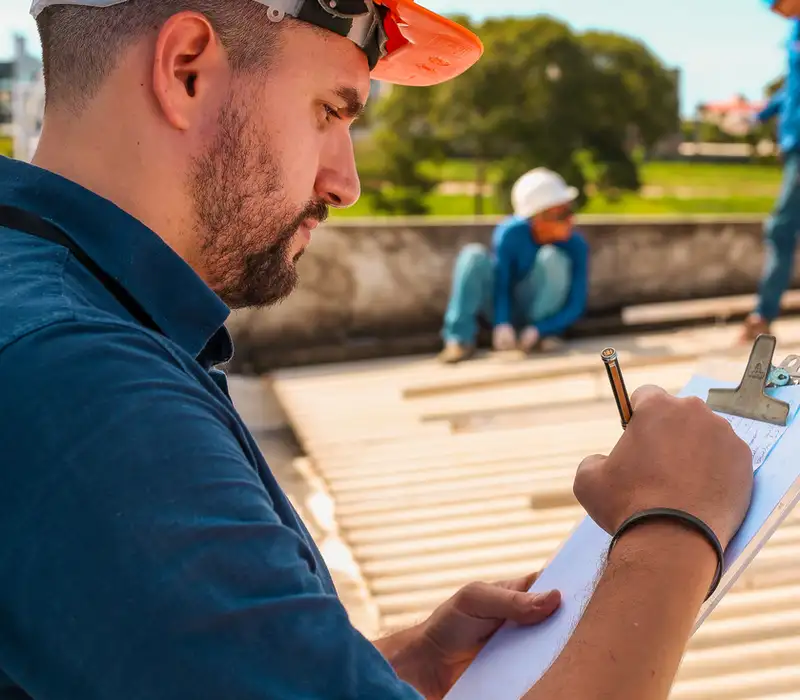 Engenheiro da Prime vistoriando a usina solar do cliente Darlan Barbosa