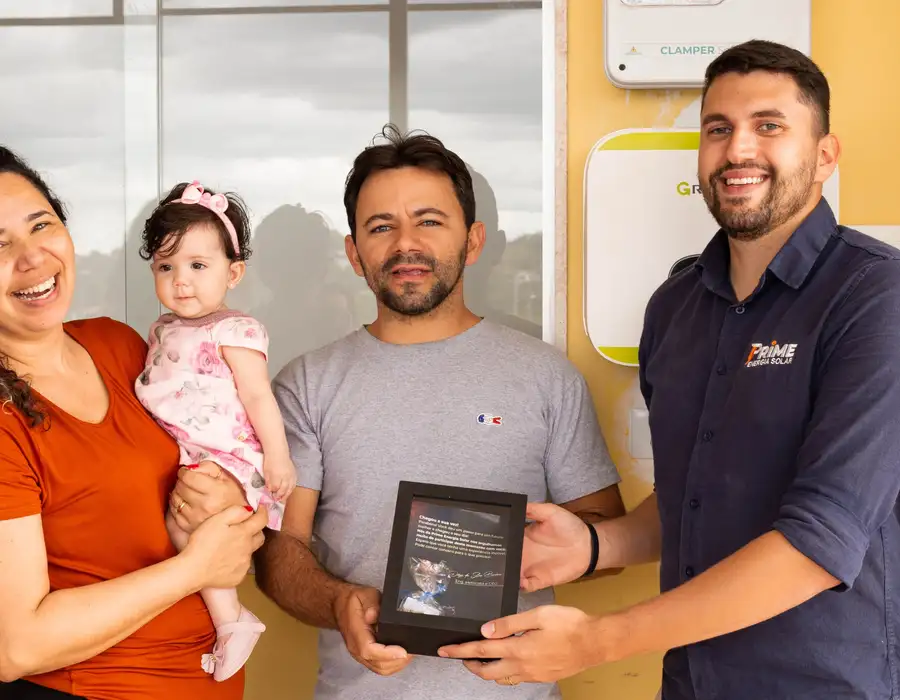 Entrega de sistema solar a uma família cliente