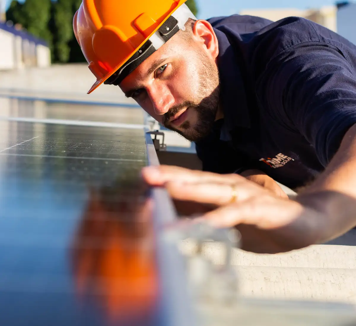 Engenheiro da Prime conferindo um painel solar