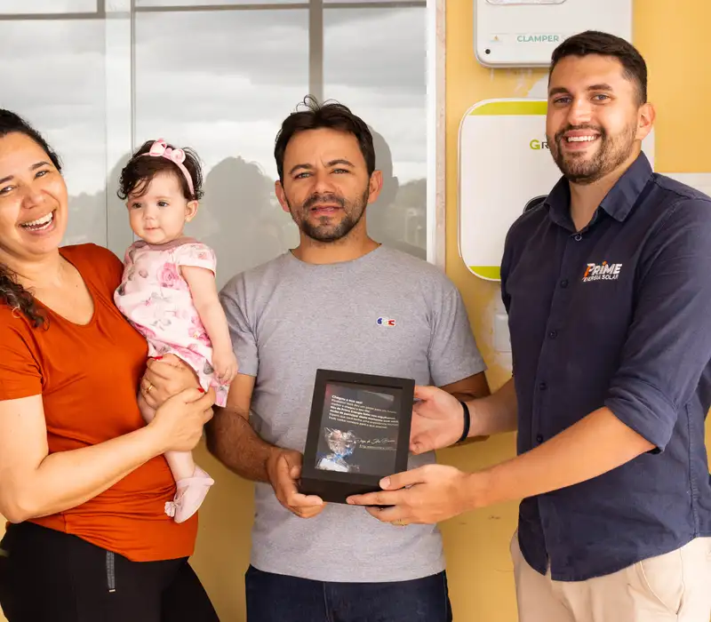 Família do cliente Welligton Rostan recebendo a entrega do sistema solar
