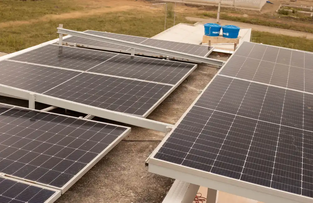 Painéis solares instalados pela Prime sobre uma laje